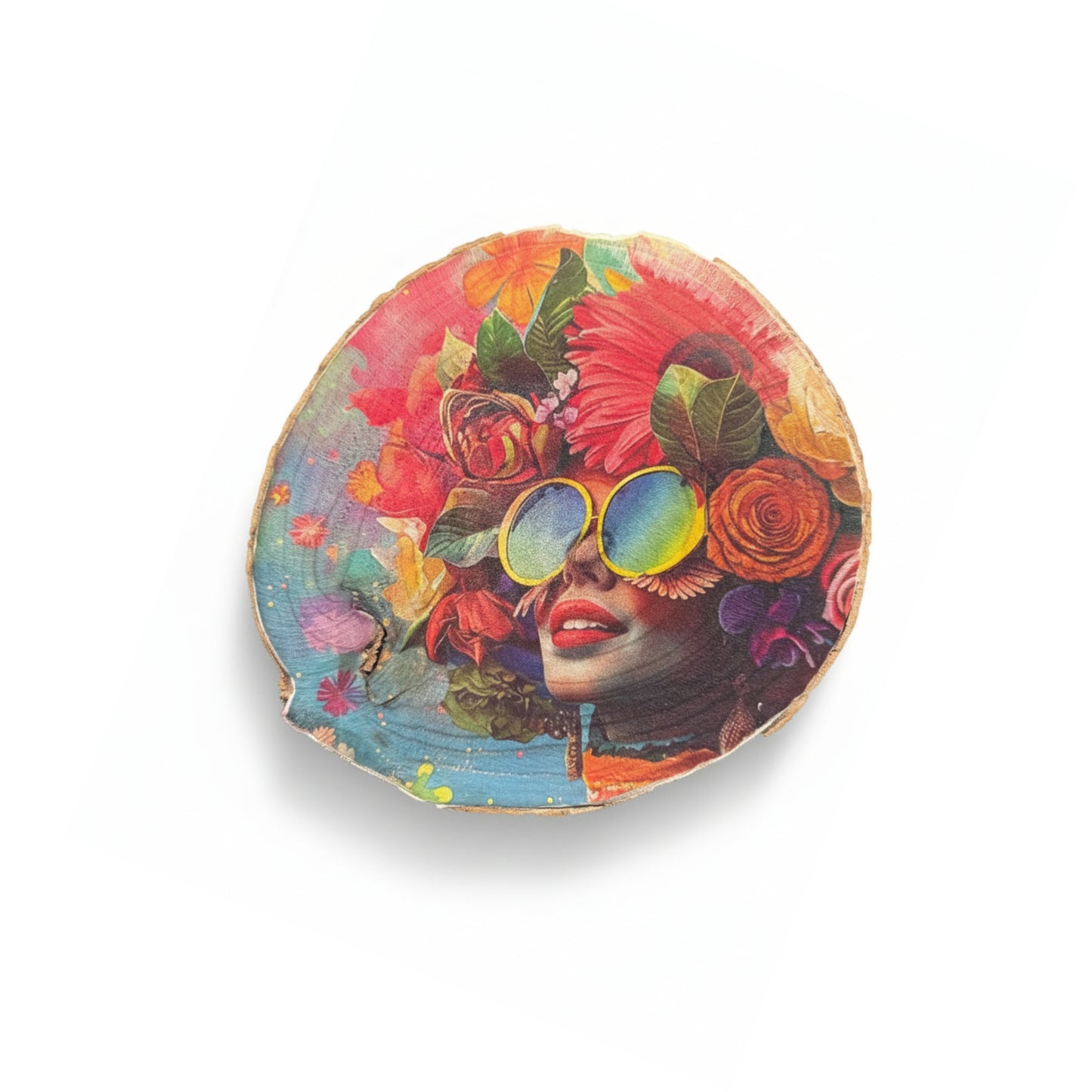 Boomschijf wanddecoratie limited edition, uniek kunstwerk van hout met bloemen en portret.