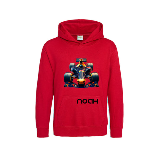 Rode hoodie met een formule 1 raceauto en de naam Noah