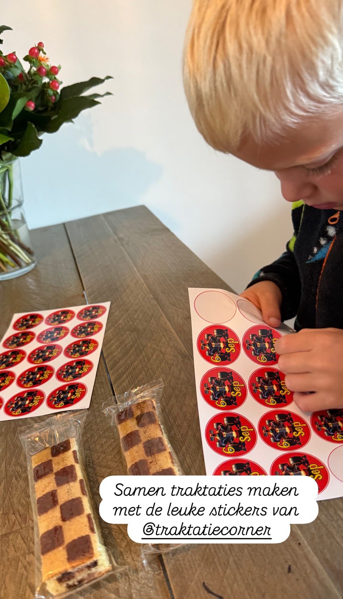 Sep plakt stickers op zijn wafel traktaties met race auto's