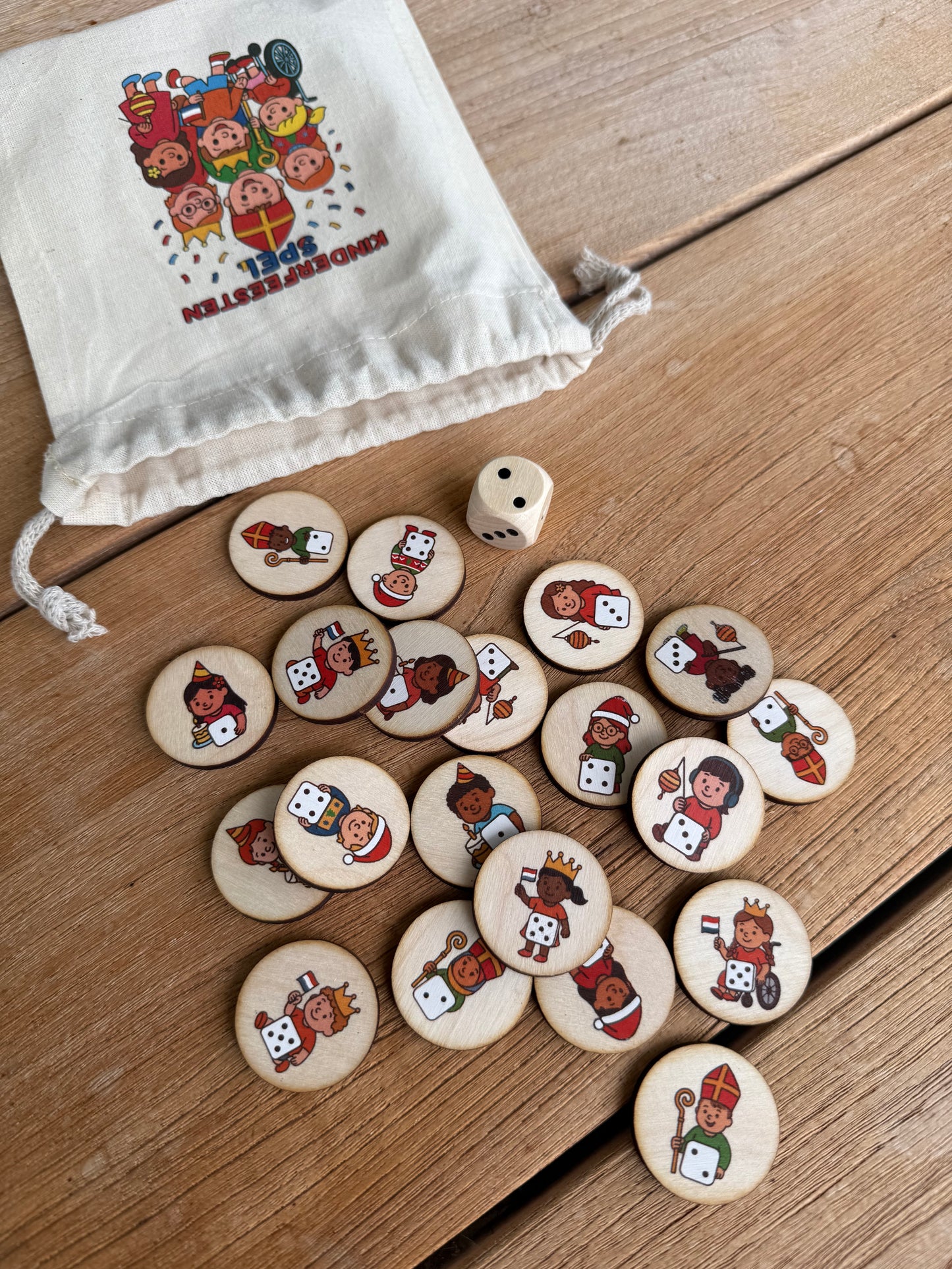 Kinderfeesten Spel, houten fiches met kindfiguren, dobbelsteen en katoenen zakje