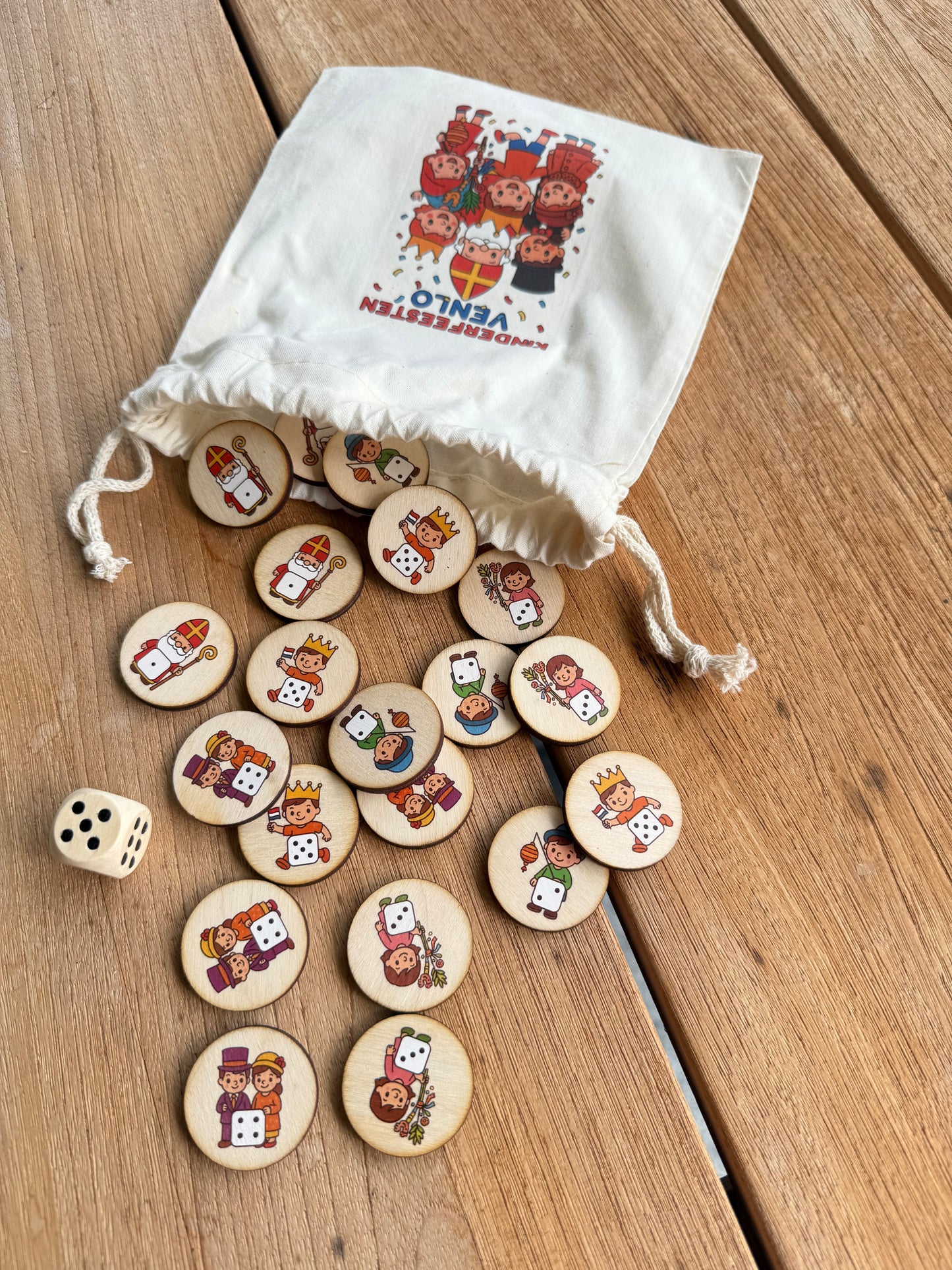 Kinderfeestenspel Venlo met houten fiches, dobbelsteen en bedrukt zakje – lokaal en handgemaakt spel met vijf Venlose thema’s