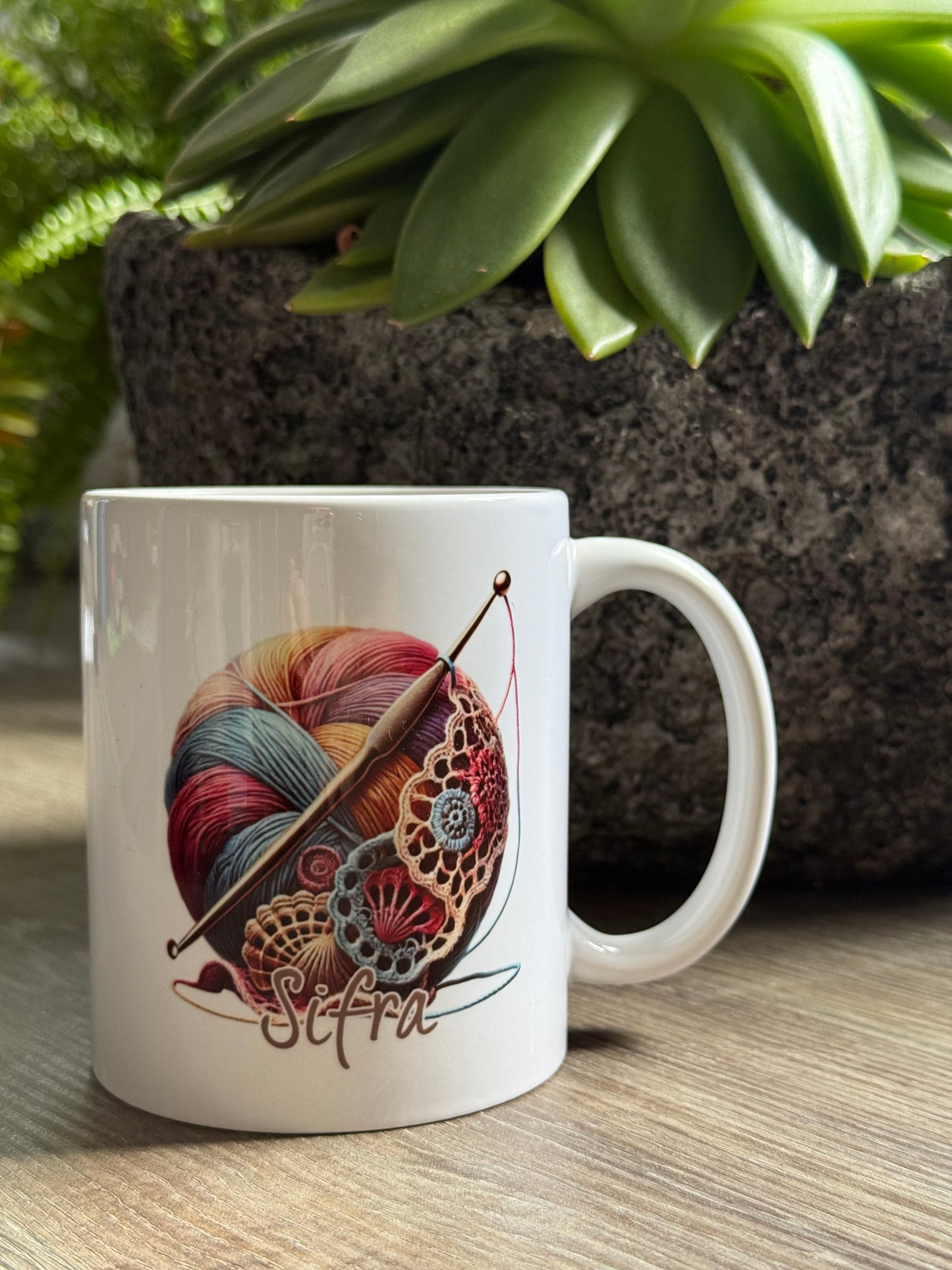 mok met kleurrijk garen en haaknaald en de naam Sifra, cadeau voor haakliefhebber