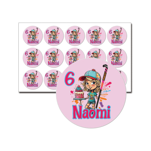 Traktatie stickers met hockeymeisje, naam en leeftijd – 15 stuks per vel