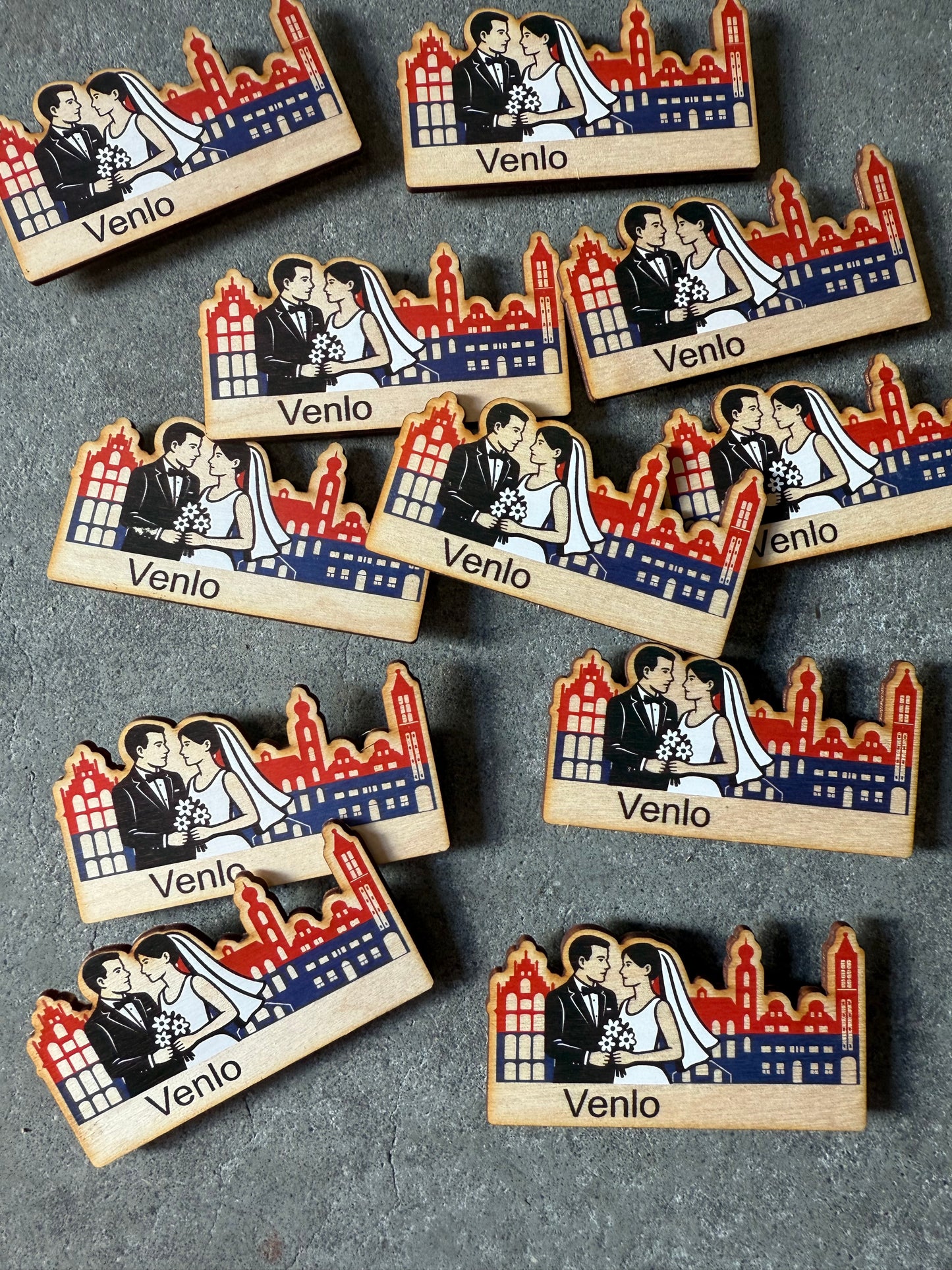 Broches met de skyline van Venlo en bruidspaar