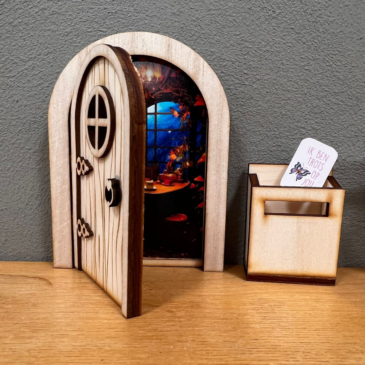 Feeën deur met brievenbus en verwisselbaar interieur