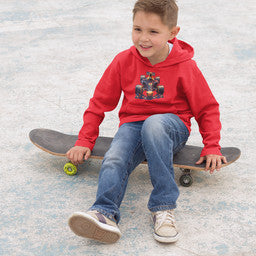 Jongen met formule 1 hoodie zittend op een scateboard