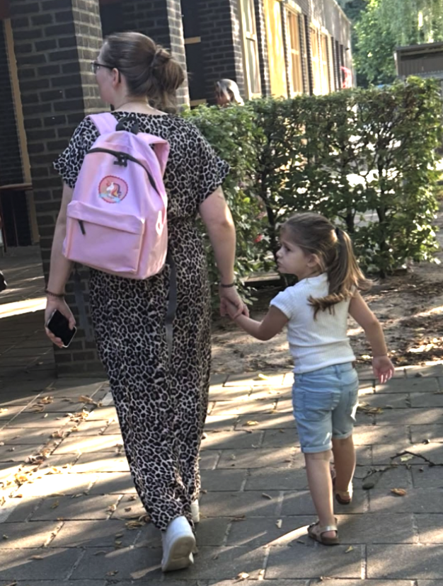 Xaja met haar unicorn rugzak onderweg naar school