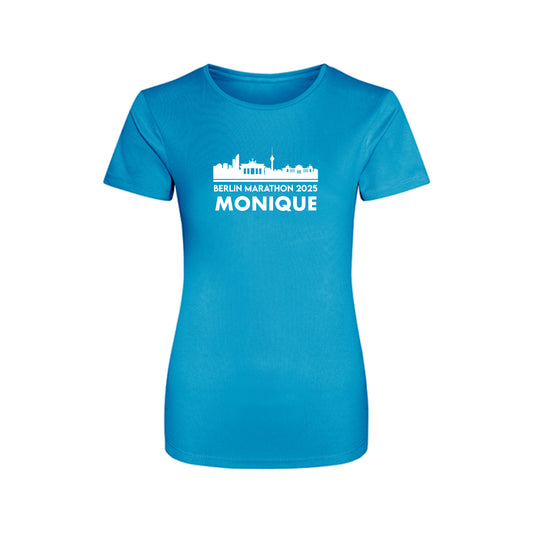 Hardloopshirt in de kleur blauw met de skyline van Berlijn en de tekst Berlin Marahon 2025 en de naam Monique