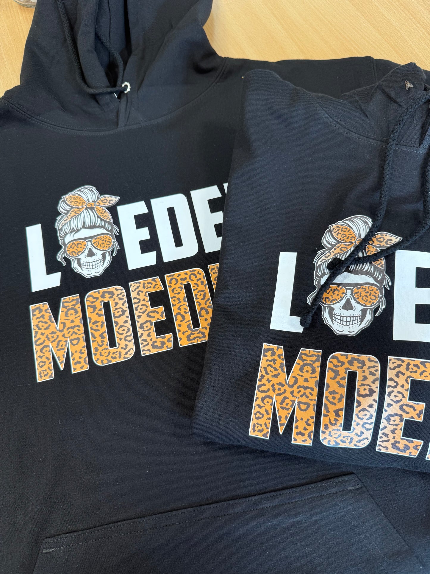 Twee hoodies bedrukt met de tekst loeder moeder en een grappige skull met zonnebril en panterprint