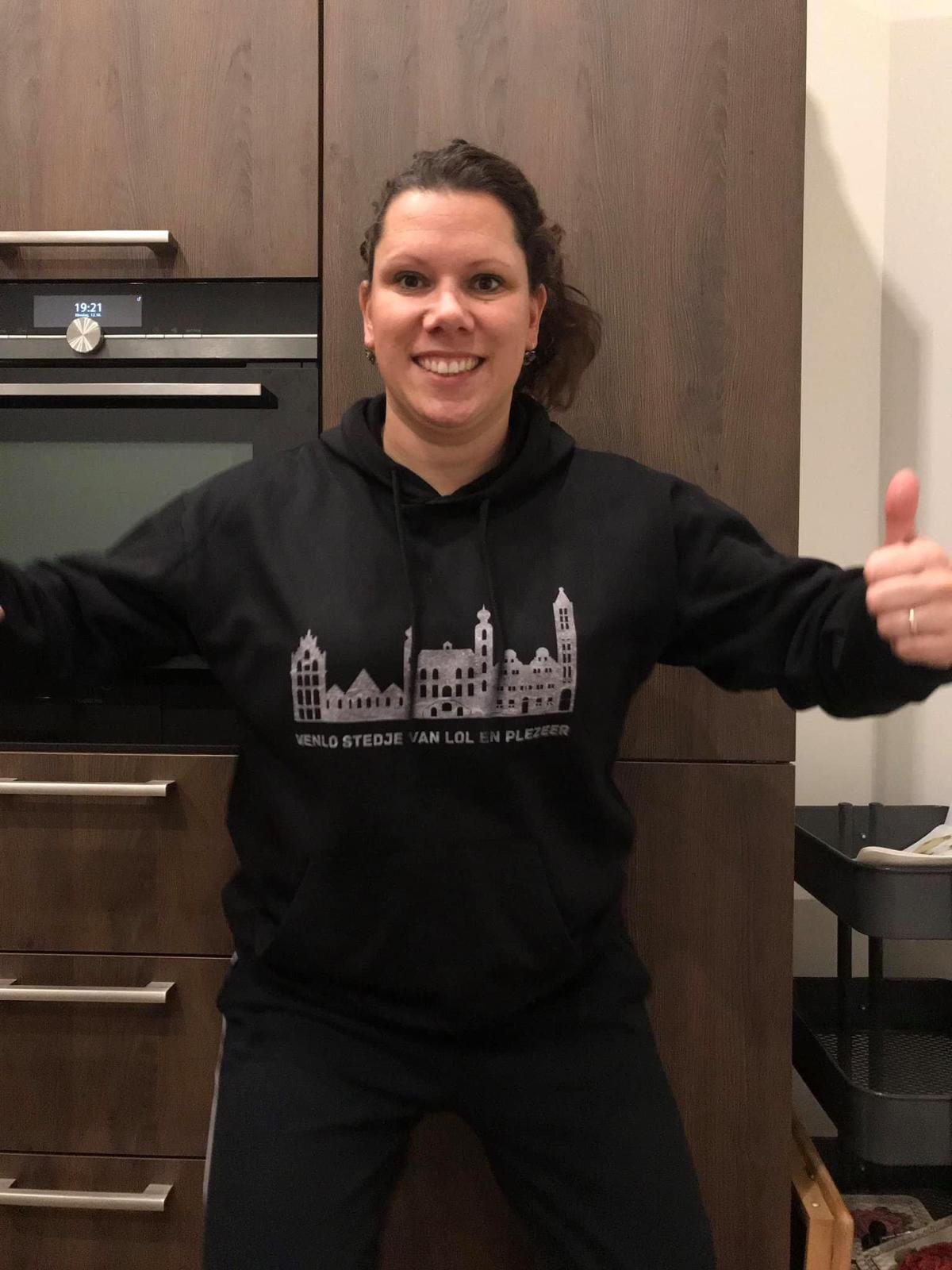 Zwarte hoodie met de skyline van Venlo en de tekst Venlo stedje van lol en plezeer