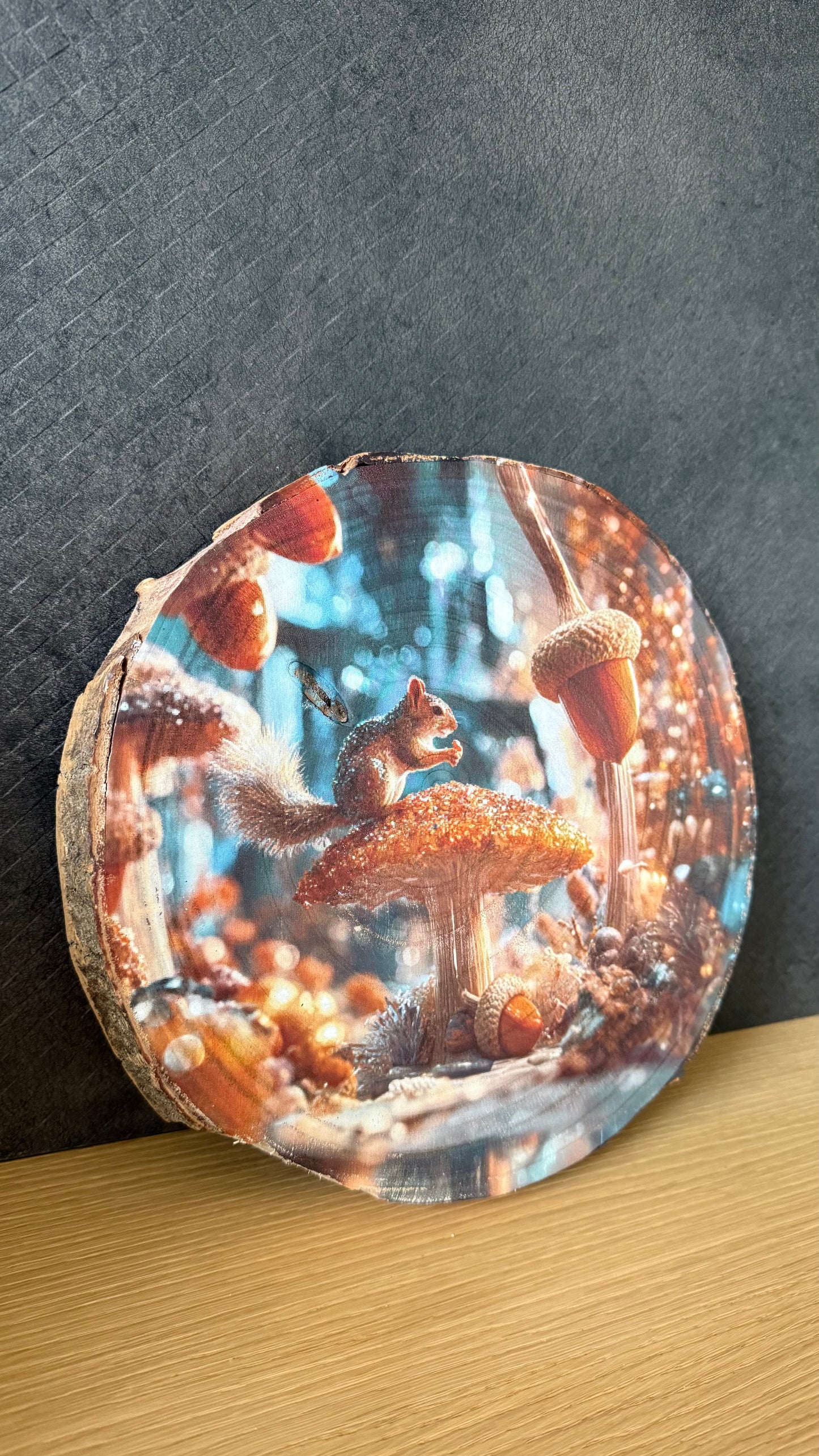 Boomschijf bedrukt met een eekhoor op een paddestoel, eerst in een serie van 25 in limited edition