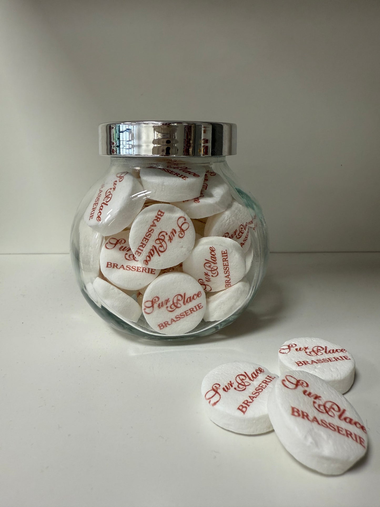 Pepermuntjes bedrukt met het logo van Sur Place in een glazen potje
