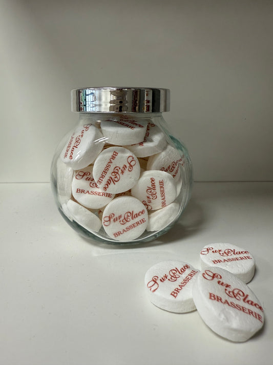 Pepermuntjes bedrukt met het logo van Sur Place in een glazen potje