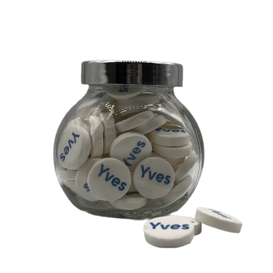 Glazen potjes met bedrukte pepermuntjes met naam