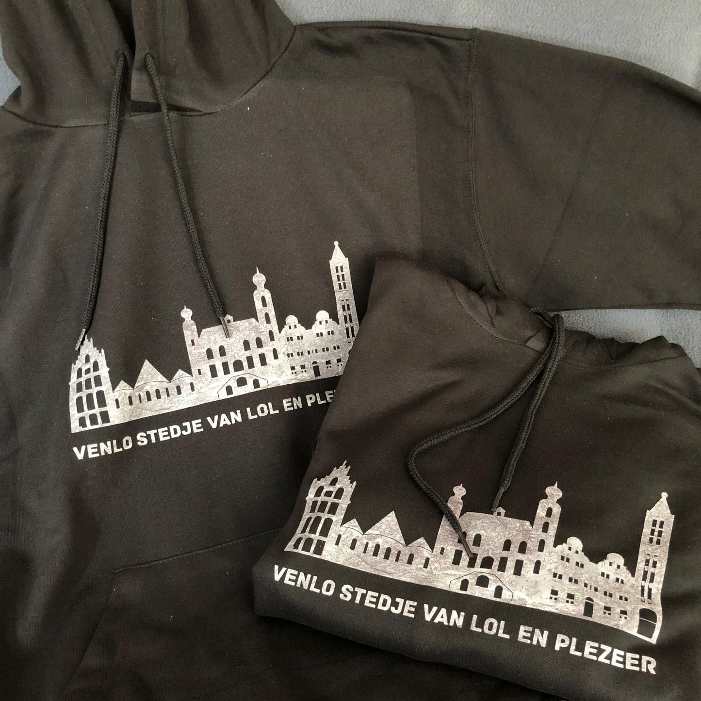 Hoodies met de skyline van venlo en de tekst: enlo stedje van lol en plezeer
