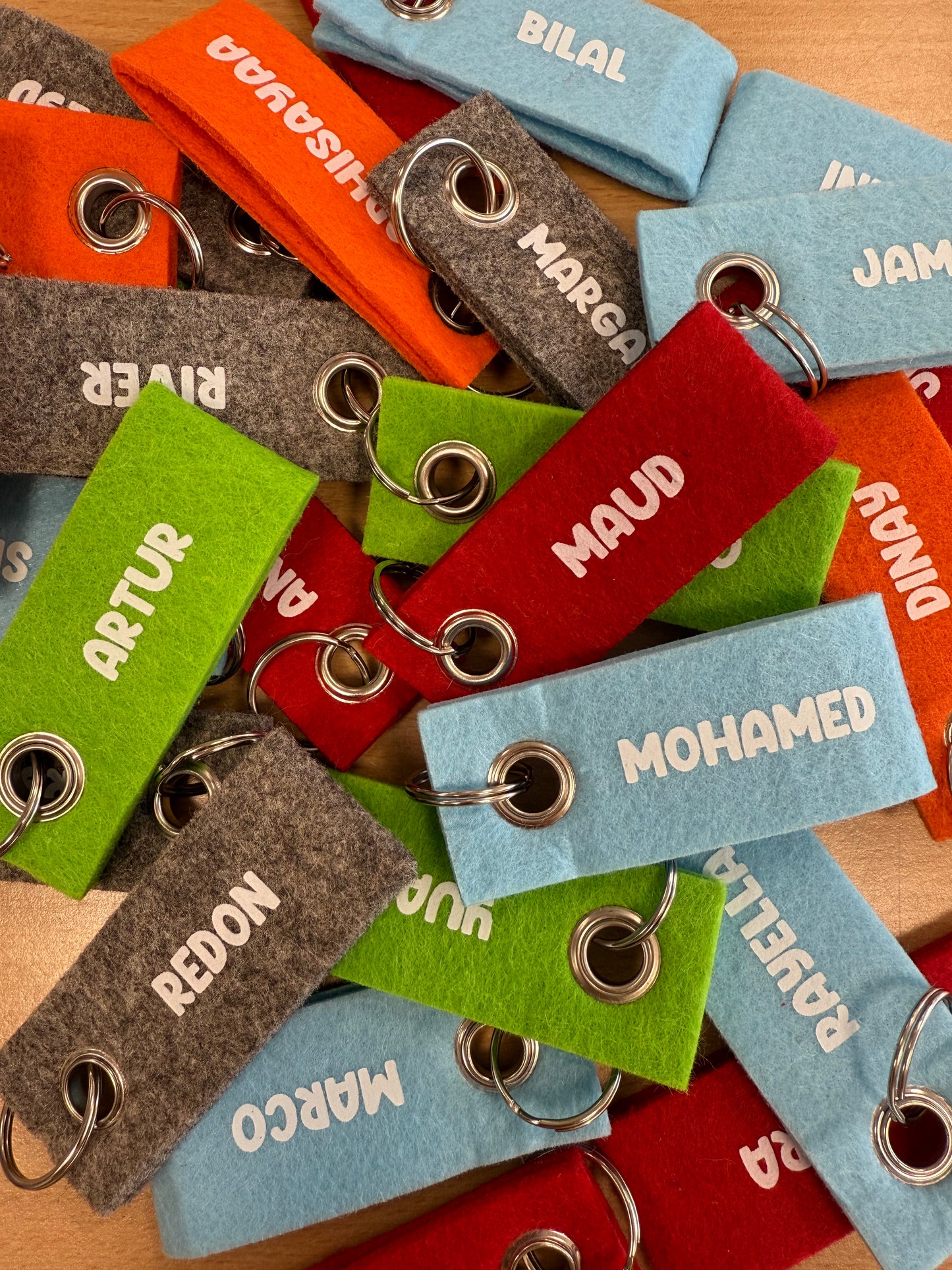 Vilten sleutelhangers in verschillende kleuren met namen