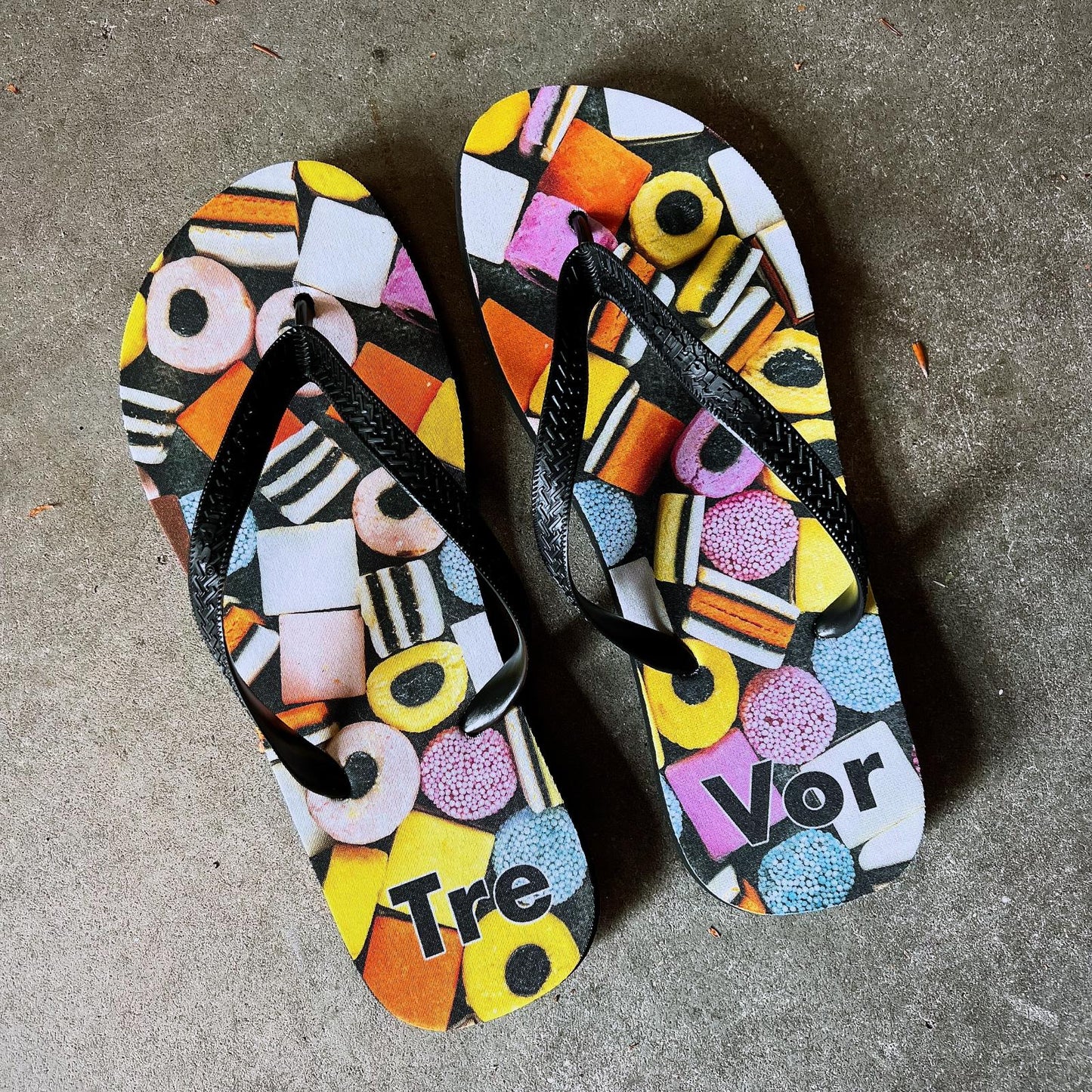 slippers bedrukt met engelse drop en de naam Trevor