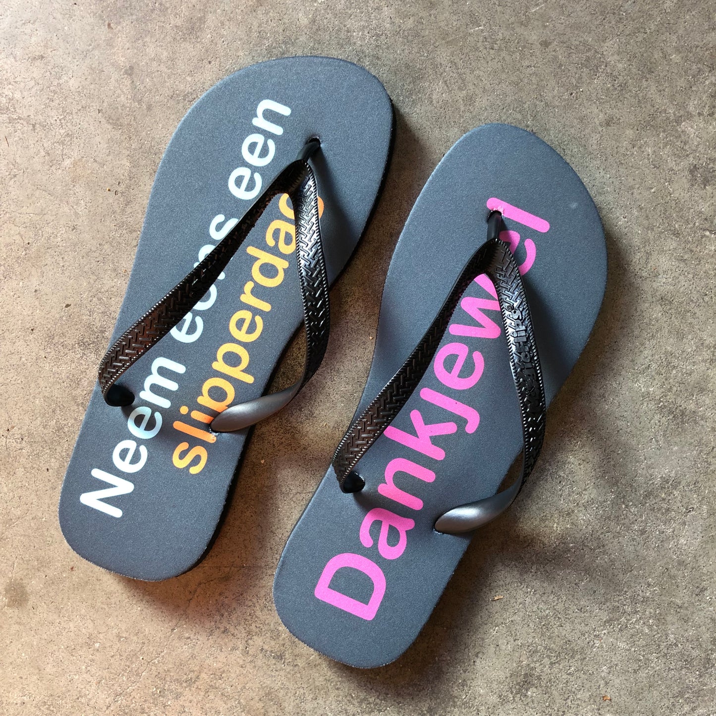 Slippers met de tekst Neem eens een slipperdag