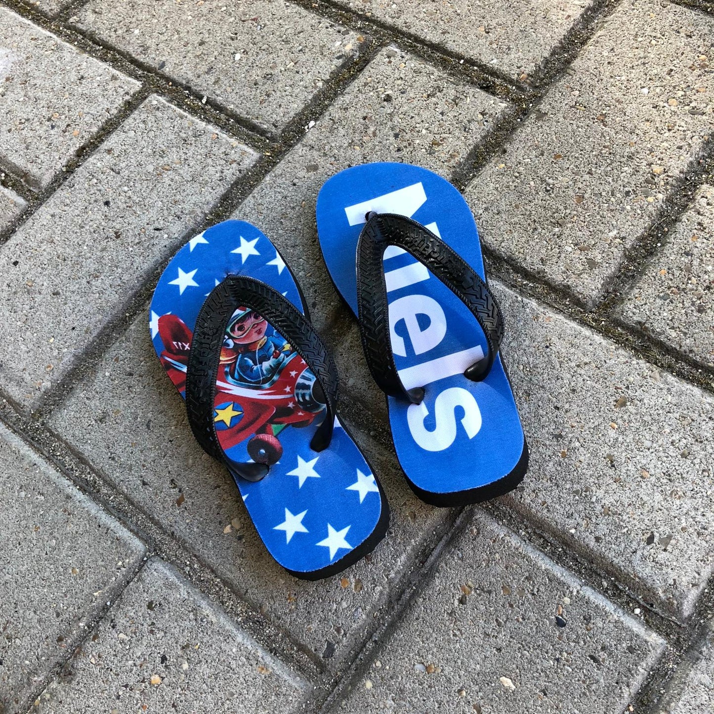 Slippers met vliegtuig en de naam Niels