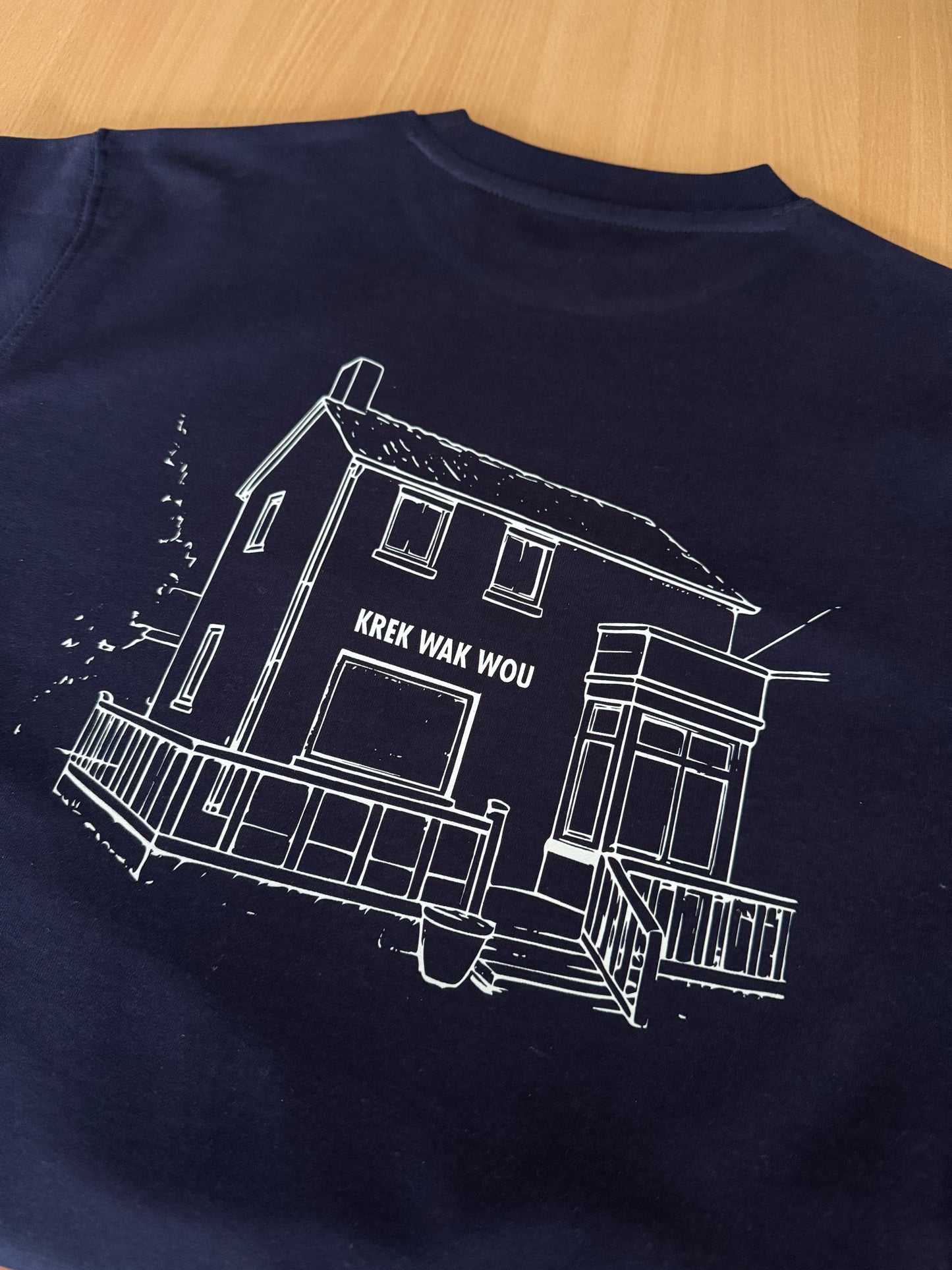 Sweater bedrukt met een lijntekening van een huis