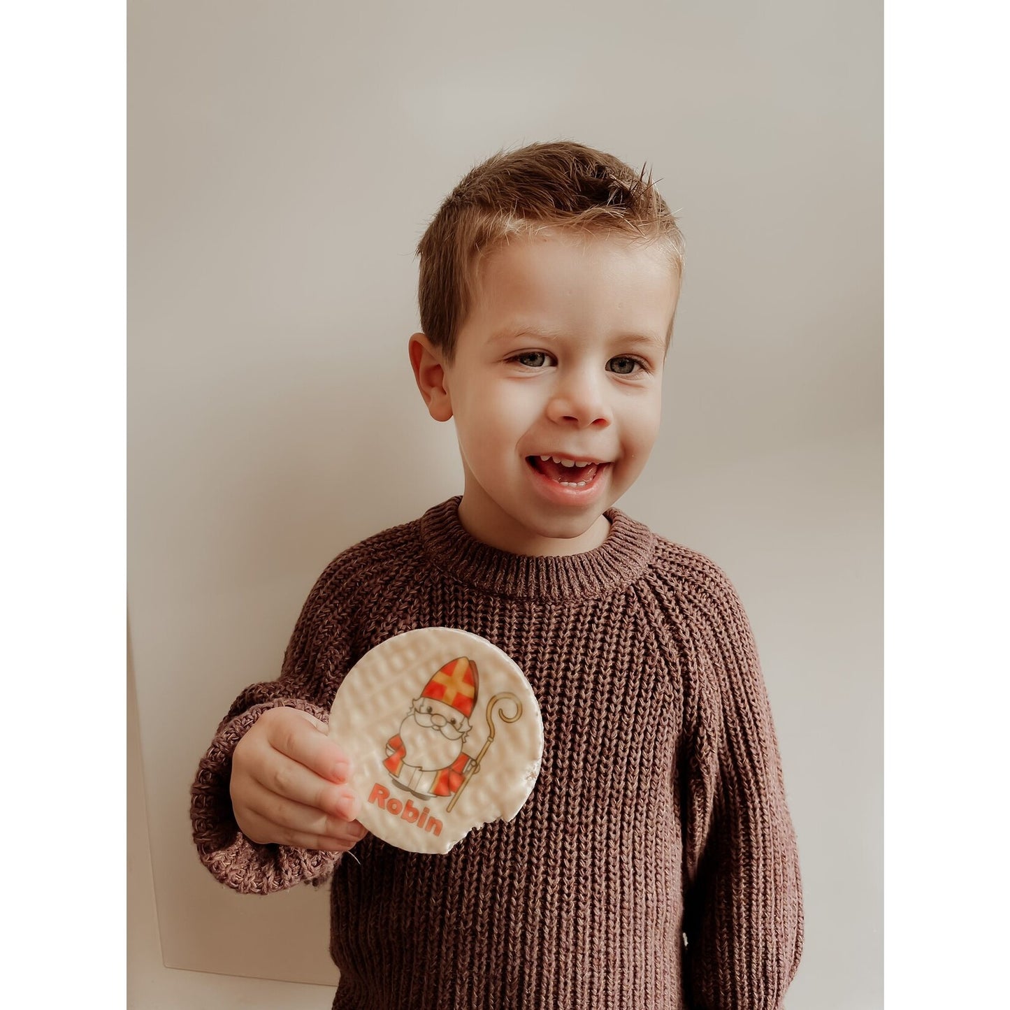 Robin proeft zijn bedrukte rijstwafel met Sinterklaas