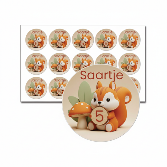 Herfst traktatiestickers met naam en leeftijd, illustratie van eekhoorn en paddenstoel, ideaal voor kinderfeestje