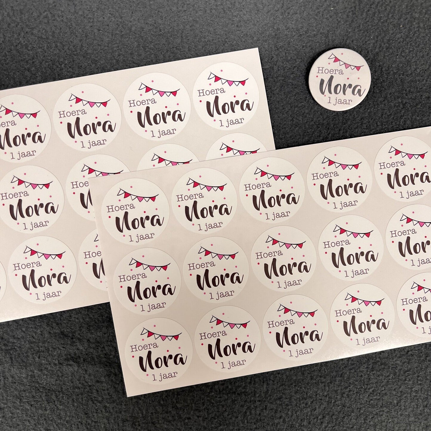 Traktatie sticker vlaggetjes met naam en leeftijd – 15 stuks per vel