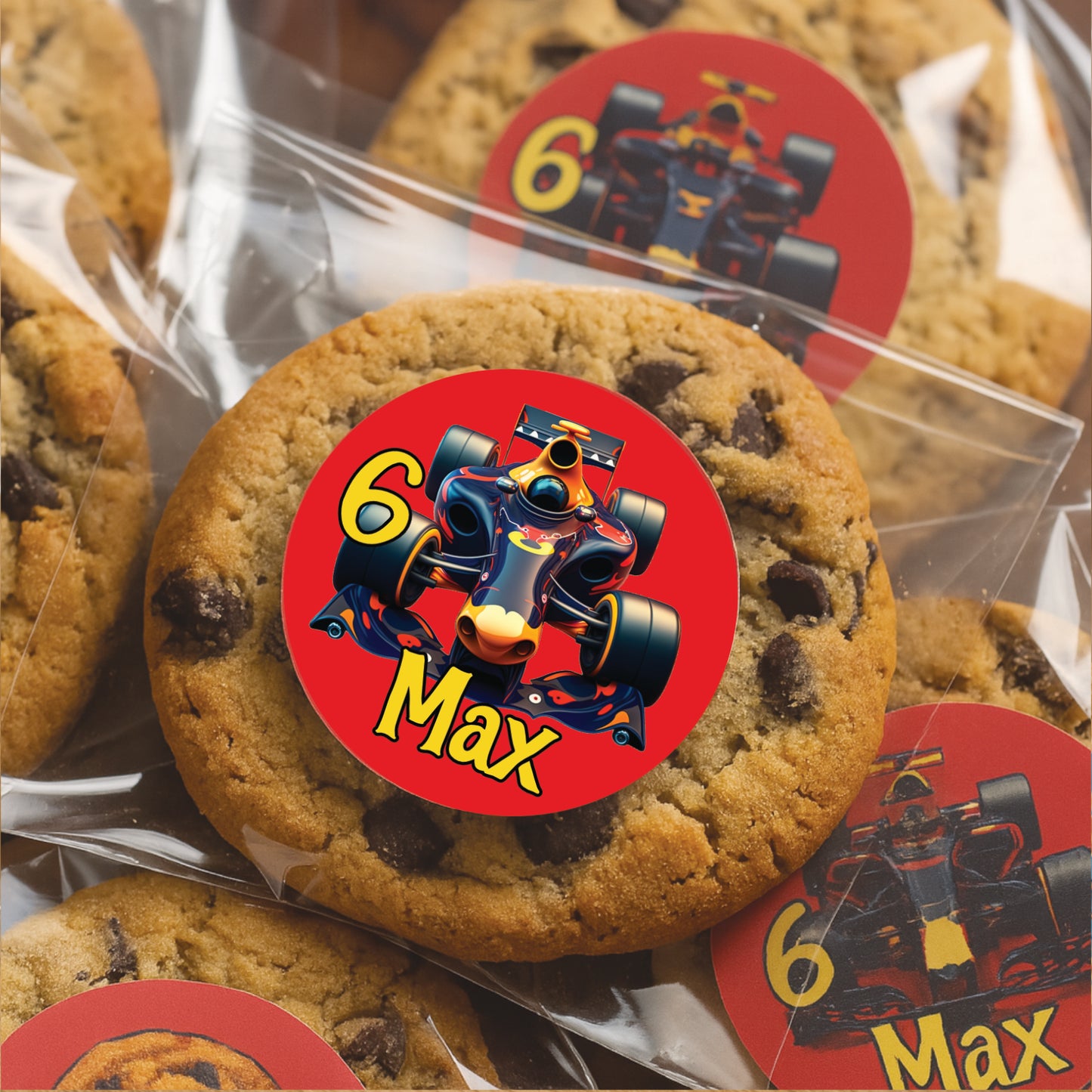 Traktatie sticker formule 1 met naam en leeftijd op cellofaan zakje met chocolate chip koekje