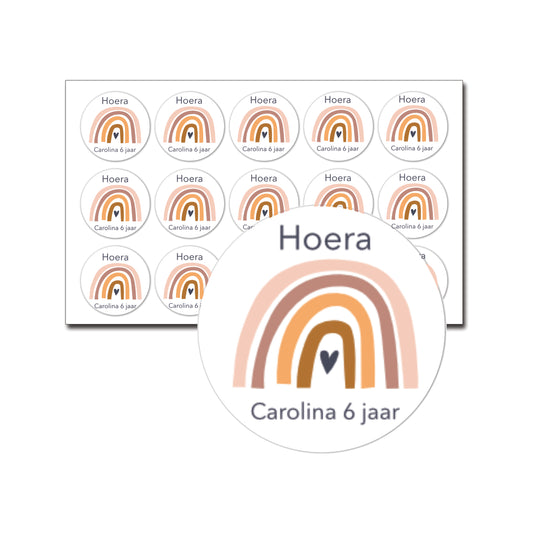 15 regenboogstickers Hoera Carolina 6 jaar – ronde traktatiestickers