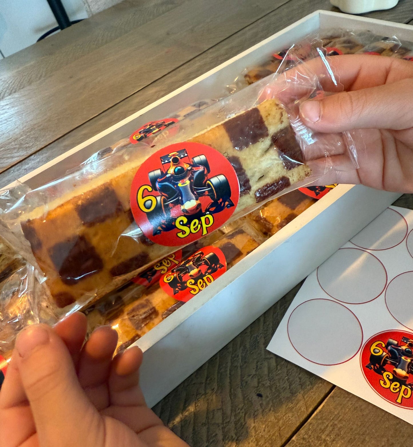Sep laat zijn traktatie met race sticker zien