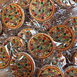 Pizza-rijstwafels individueel verpakt in doorzichtige folie, geschikt als schooltraktatie