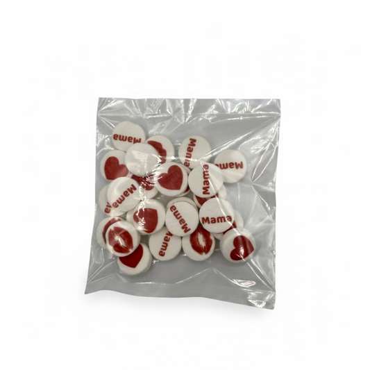 Transparant zakje met gepersonaliseerde pepermuntjes voor Moederdag, bedrukt met hartjes, kusjes en 'Mama'.