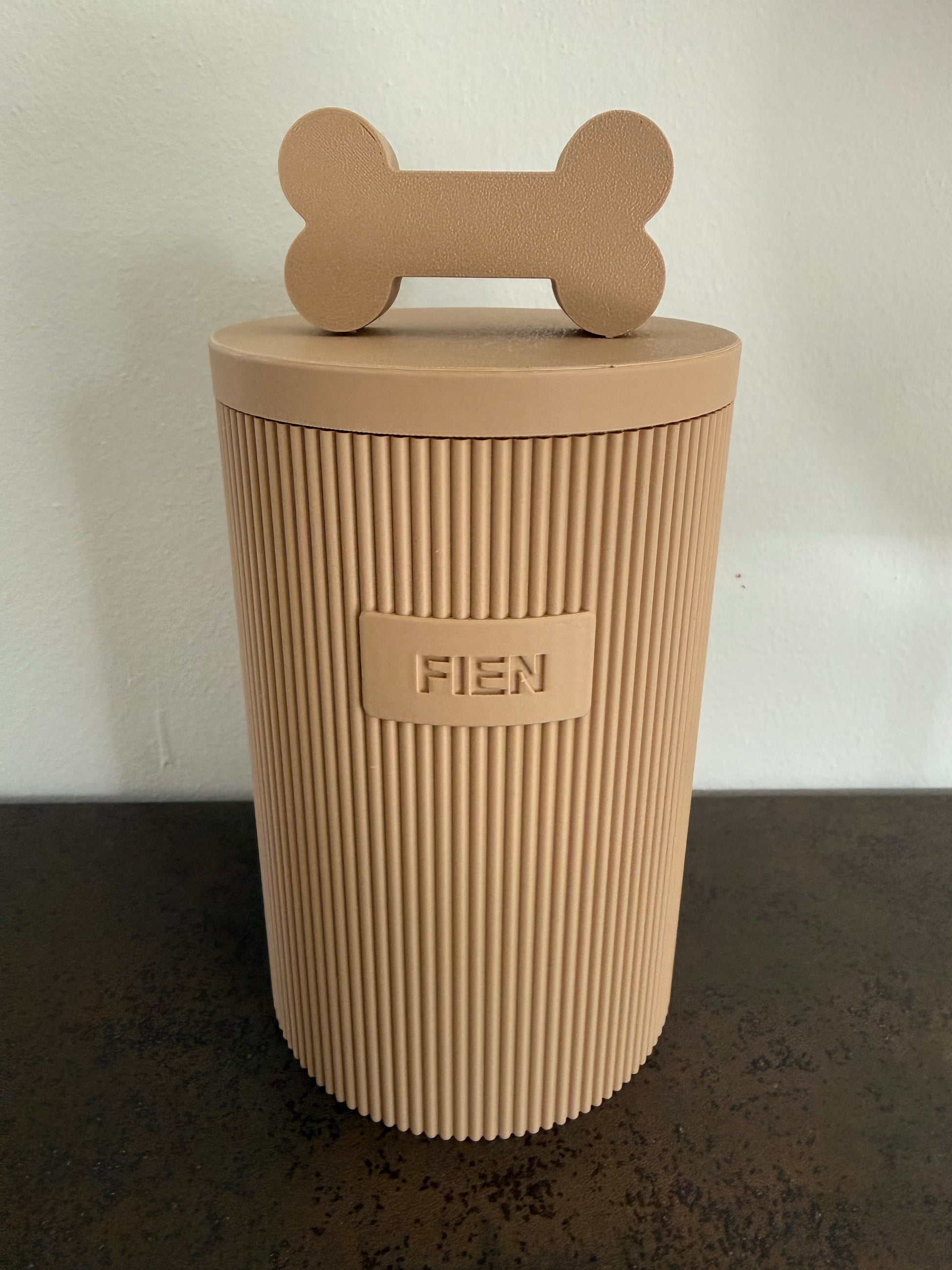 Design koekjespot voor de hond in de kleur lattebruin met de naam Fien