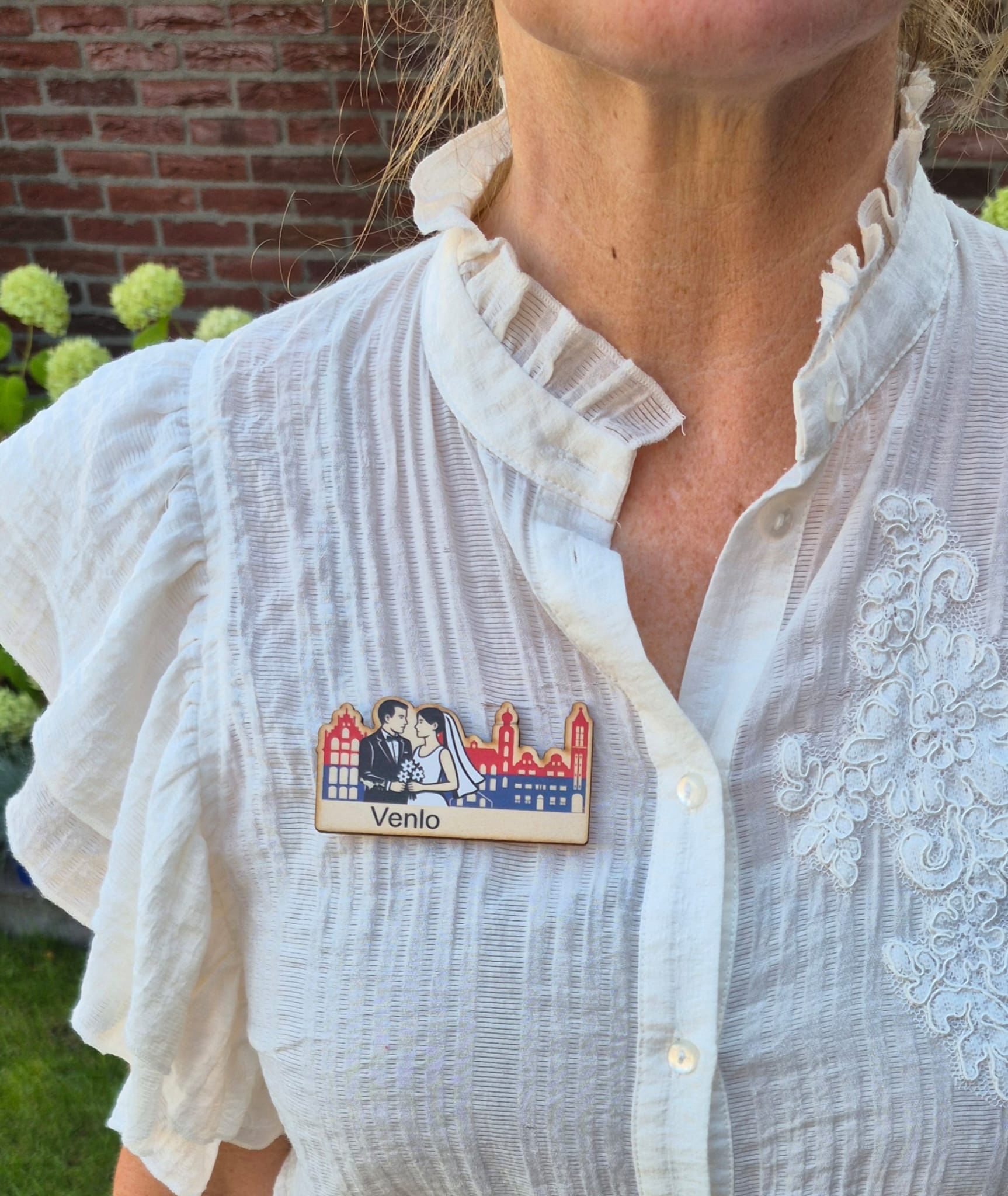 houten-broche-skyline-venlo-bruidspaar-babsendag-weert