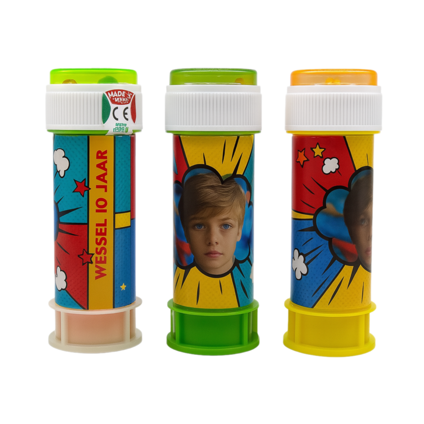 Drie bellenblaaspotjes met pop-art wikkel, foto van jongen en tekst “Wessel 10 jaar”, elk met gekleurd deksel en witte dop.