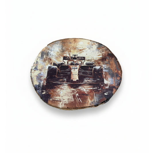 Houten boomschijf met print van een raceauto in een vintage, abstracte schilderstijl.