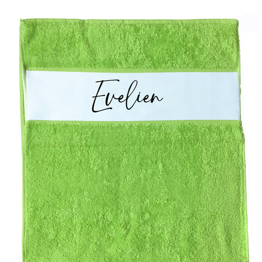 Zachte limegroene handdoek gepersonaliseerd met de naam Evelien