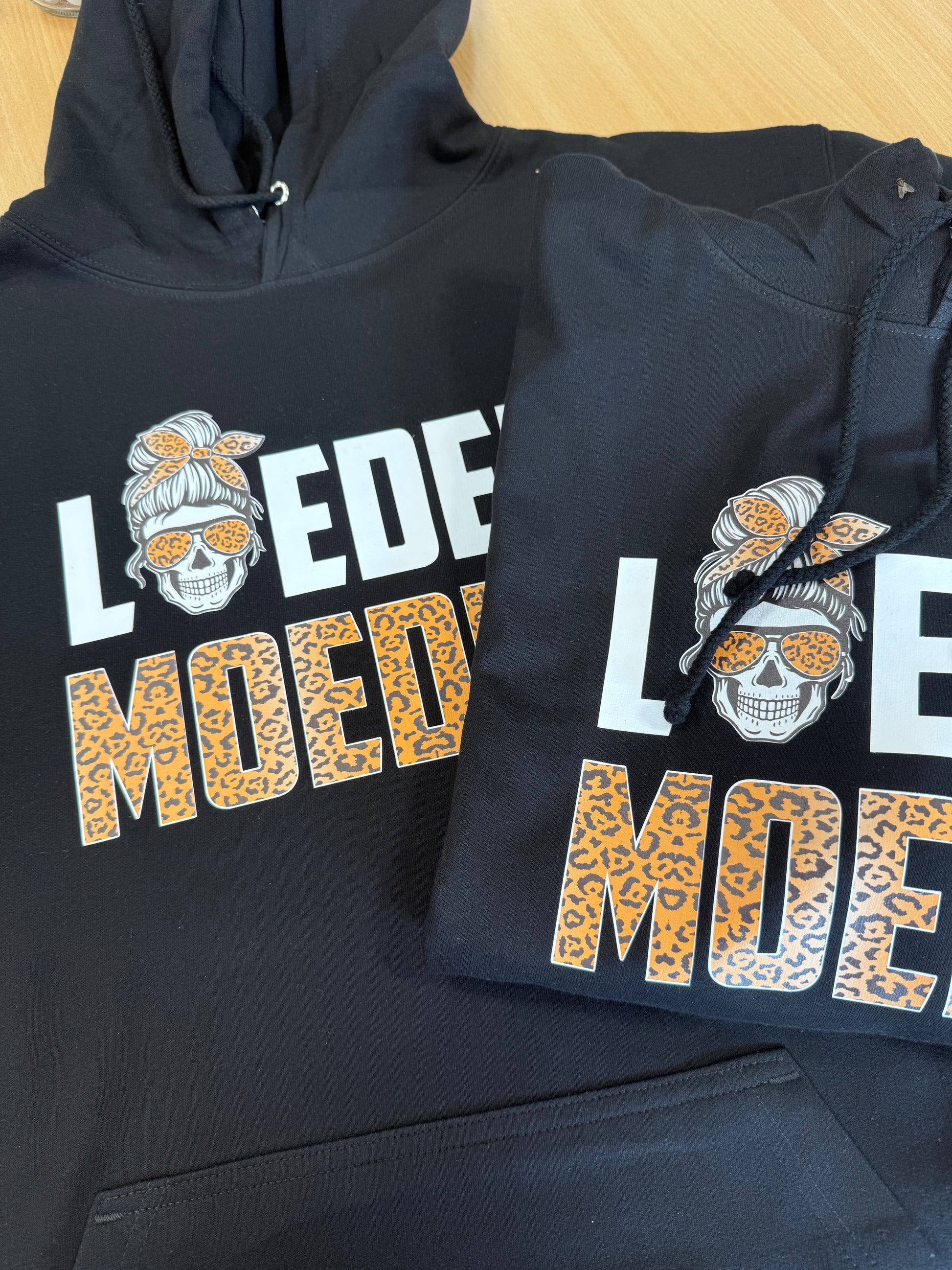 Twee hoodies bedrukt met de tekst loeder moeder en een grappige skull met zonnebril en panterprint