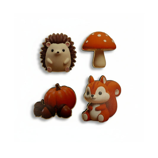 Vier houten inzetstukjes voor de houten skyline met herfstthema: een schattige egel, een rode paddenstoel, een pompoen met twee eikels en een rode eekhoorn. De figuren zijn uitgesneden en hebben een full-color print, gepresenteerd op een witte achtergrond met lichte schaduwen.