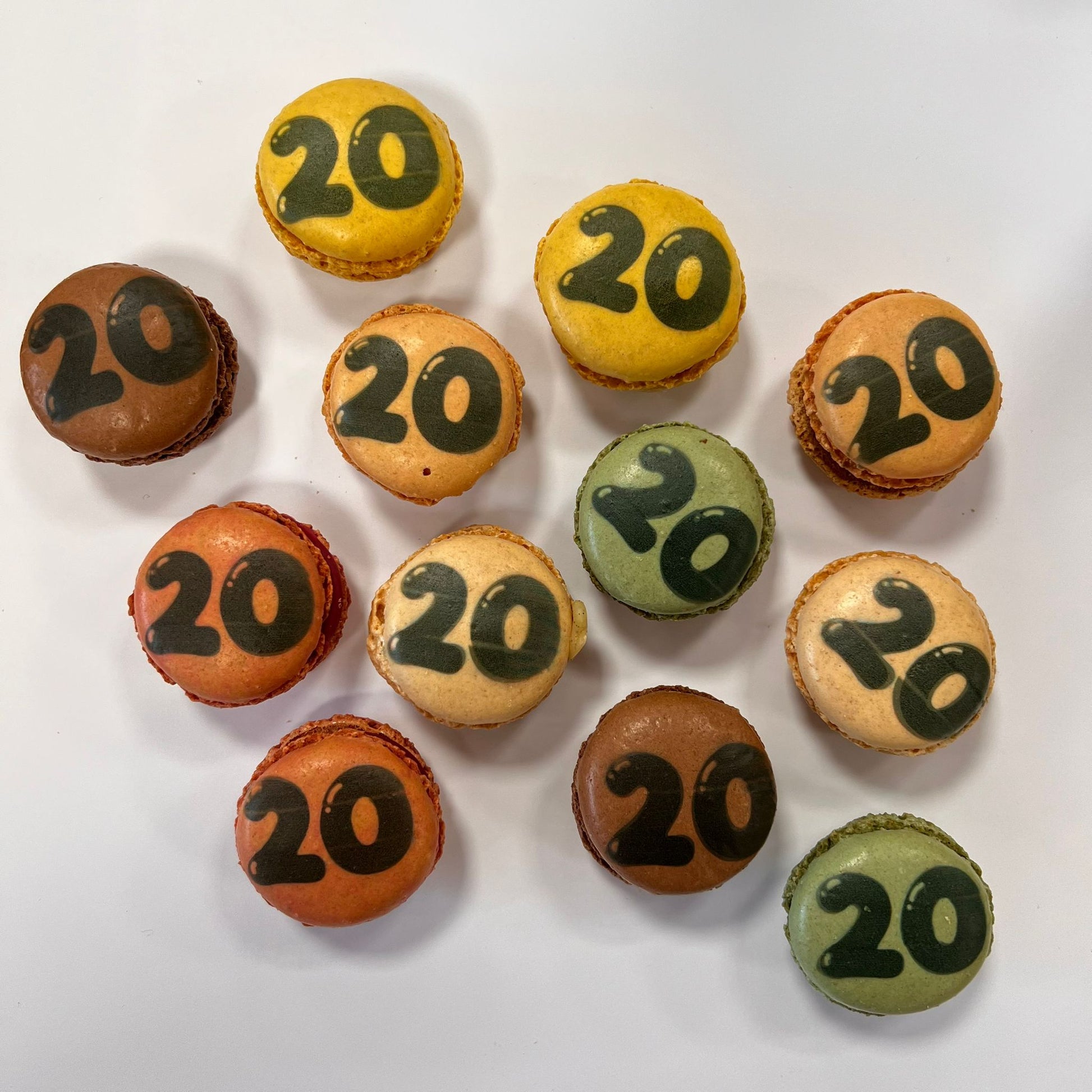 Macarons bedrukt met het cijfer 20