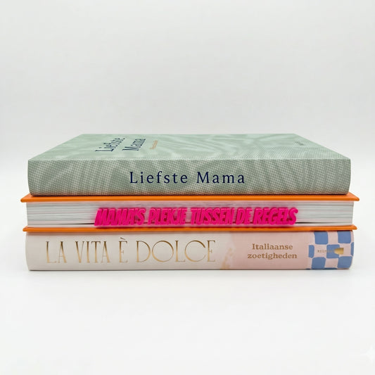 Fuchsia 3D-geprinte boekenlegger met de tekst mama's plekje tussen de regels.