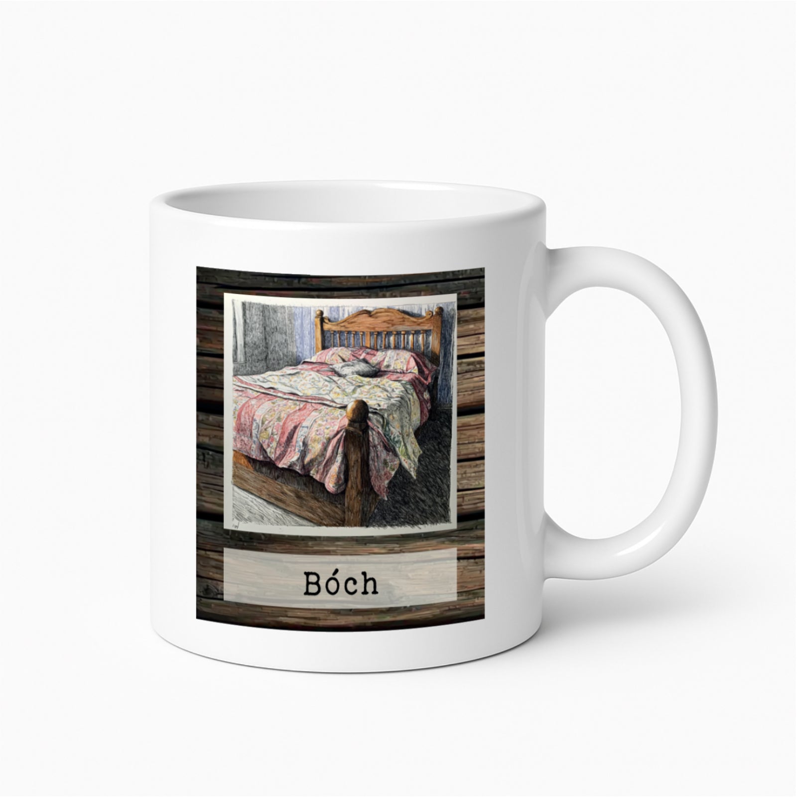 Mok met een illustratie van een houten bed met een bloemendekbed op een witte mok met de tekst 'Bóch' (Bargoens voor bed)