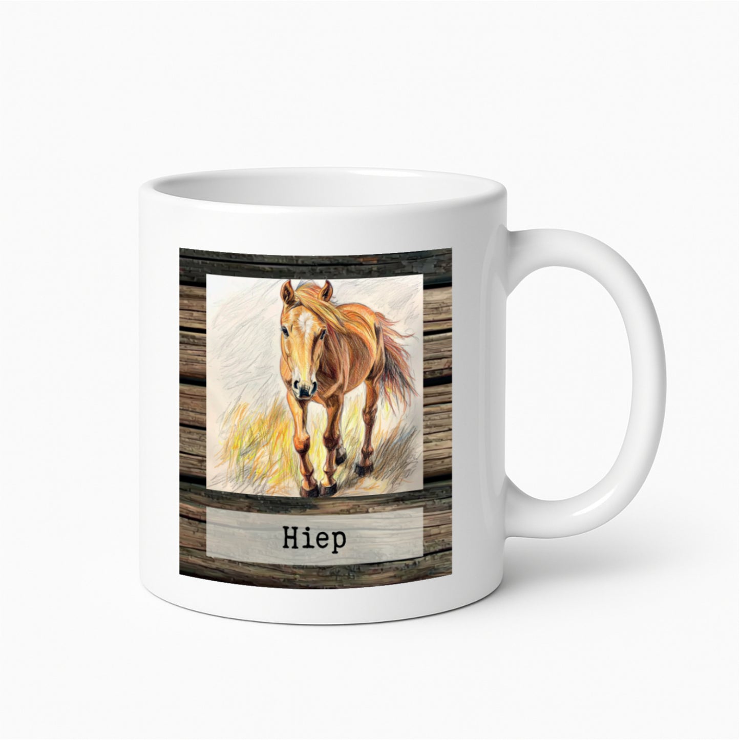 Mok met een illustratie van een bruin-rood paard dat naar voren kijkt op een witte mok met de tekst 'Hiep' (Bargoens voor paard)