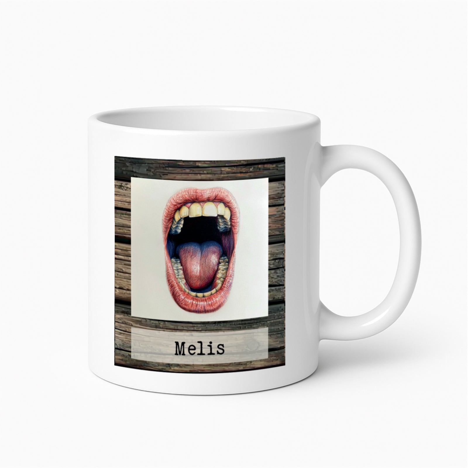 Mok met een iIllustratie van een wijd geopende mond met tanden en tong op een witte mok met de tekst 'Melis' (Bargoens voor mond)