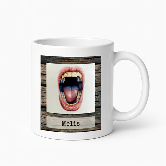 Mok met een iIllustratie van een wijd geopende mond met tanden en tong op een witte mok met de tekst 'Melis' (Bargoens voor mond)
