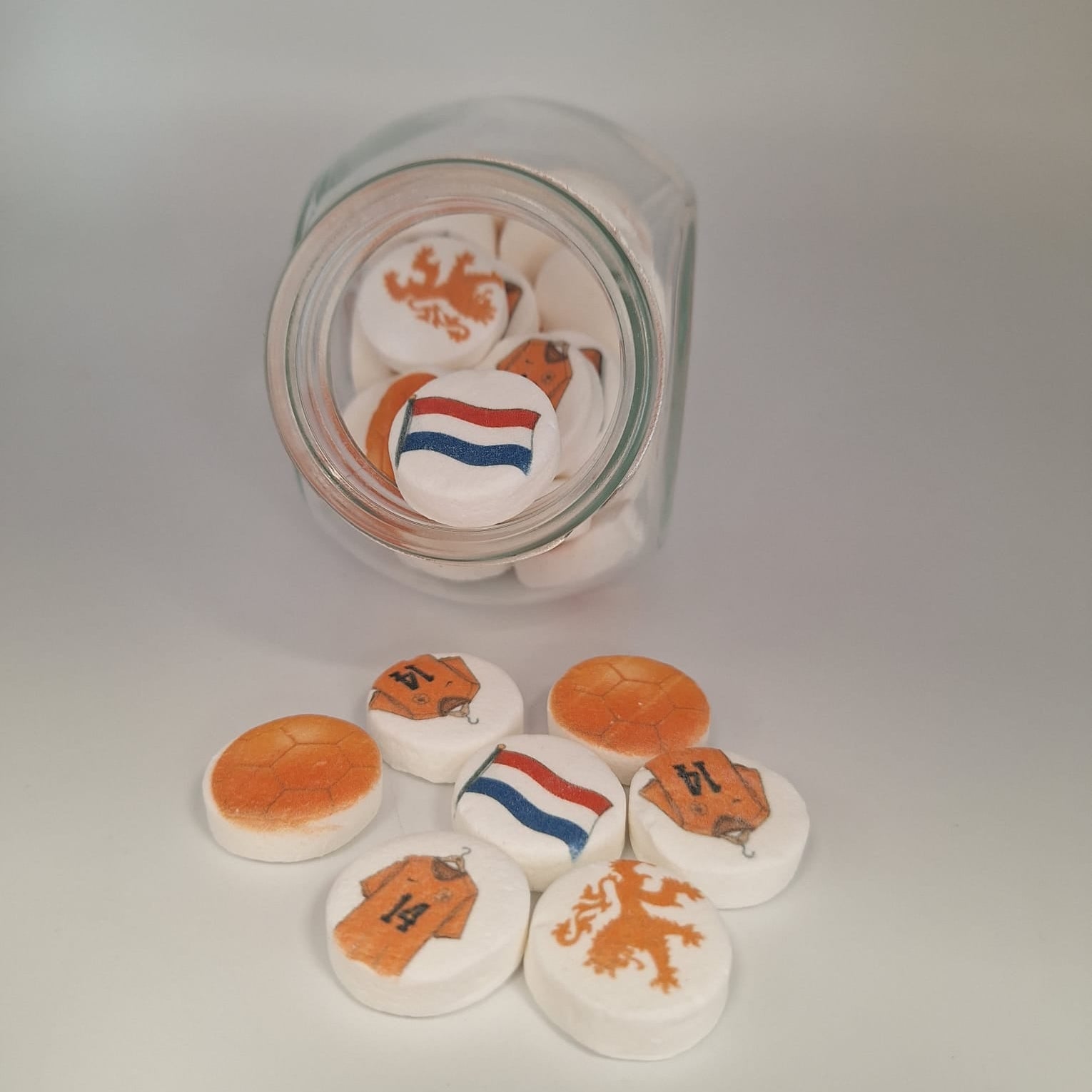 Glazen potje met bedrukte pepermuntjes in oranje en wit, met Nederlandse vlag, oranje voetbal, shirt met nummer 14 en Nederlandse leeuw