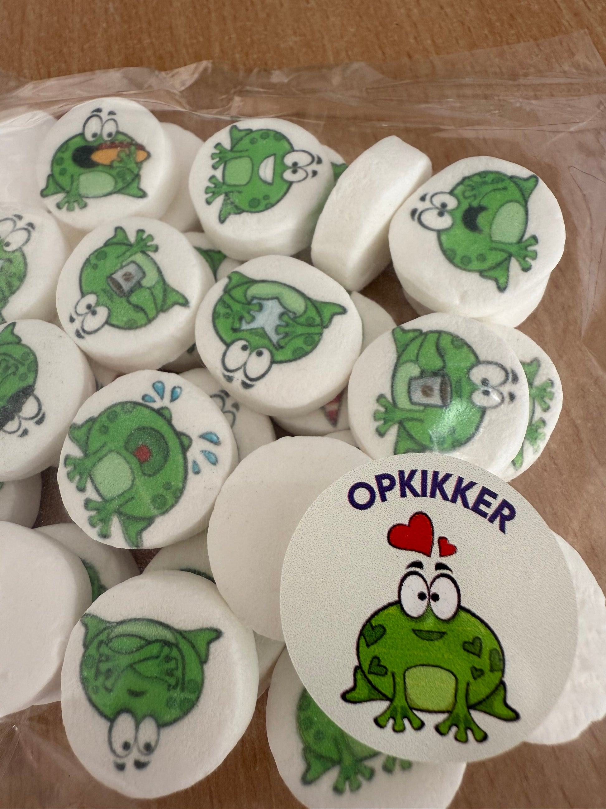 transparant zakje met 30 opkikker pepermuntjes, bedrukt met diverse cartoon kikkers, op het zakjes een stikker met een kikker en de tekst opkikker
