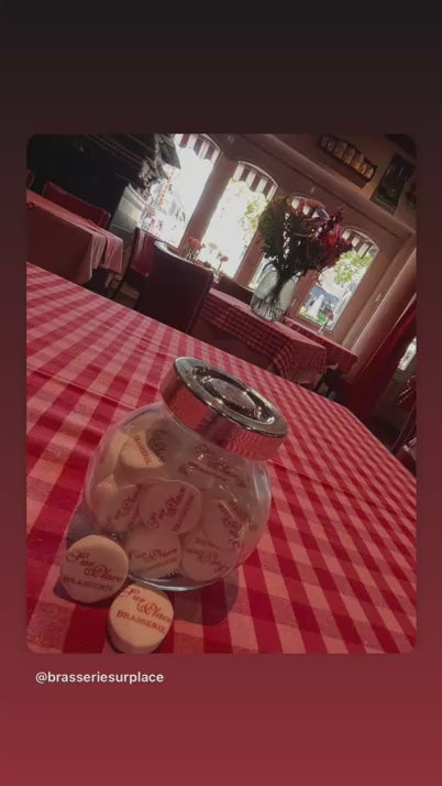 De bedrukte pepermuntje met het logo bij restaurant Sur PLace in Venlo