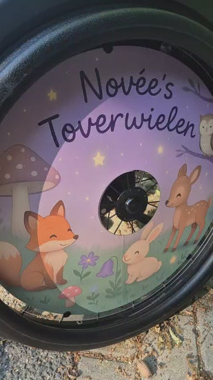 Bosdieren stickers op de spaakbeschermers van novee'srolstoel