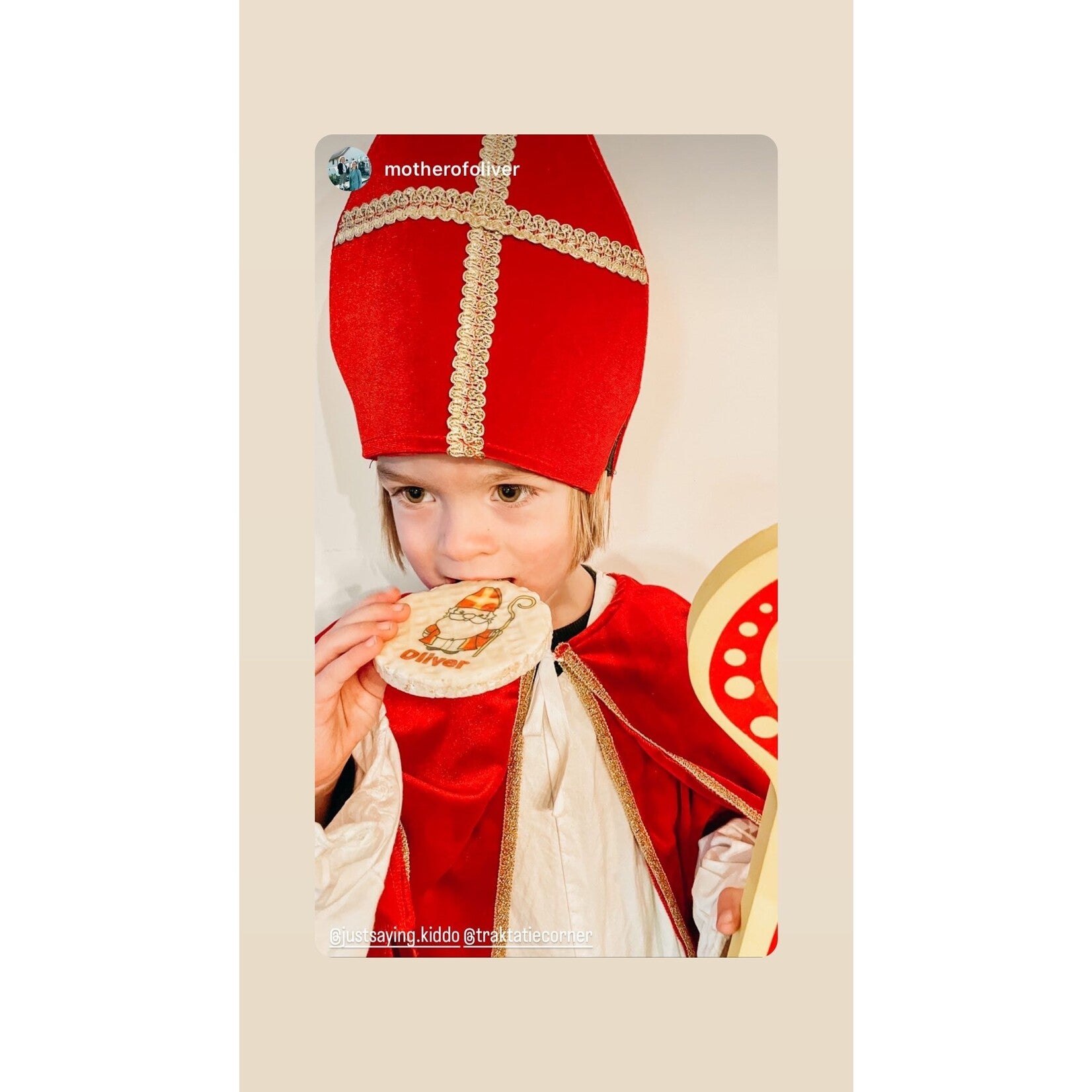 Oliver verkleed als Sinterklaas eet een bedrukte rijstwafel met Sinterklaas